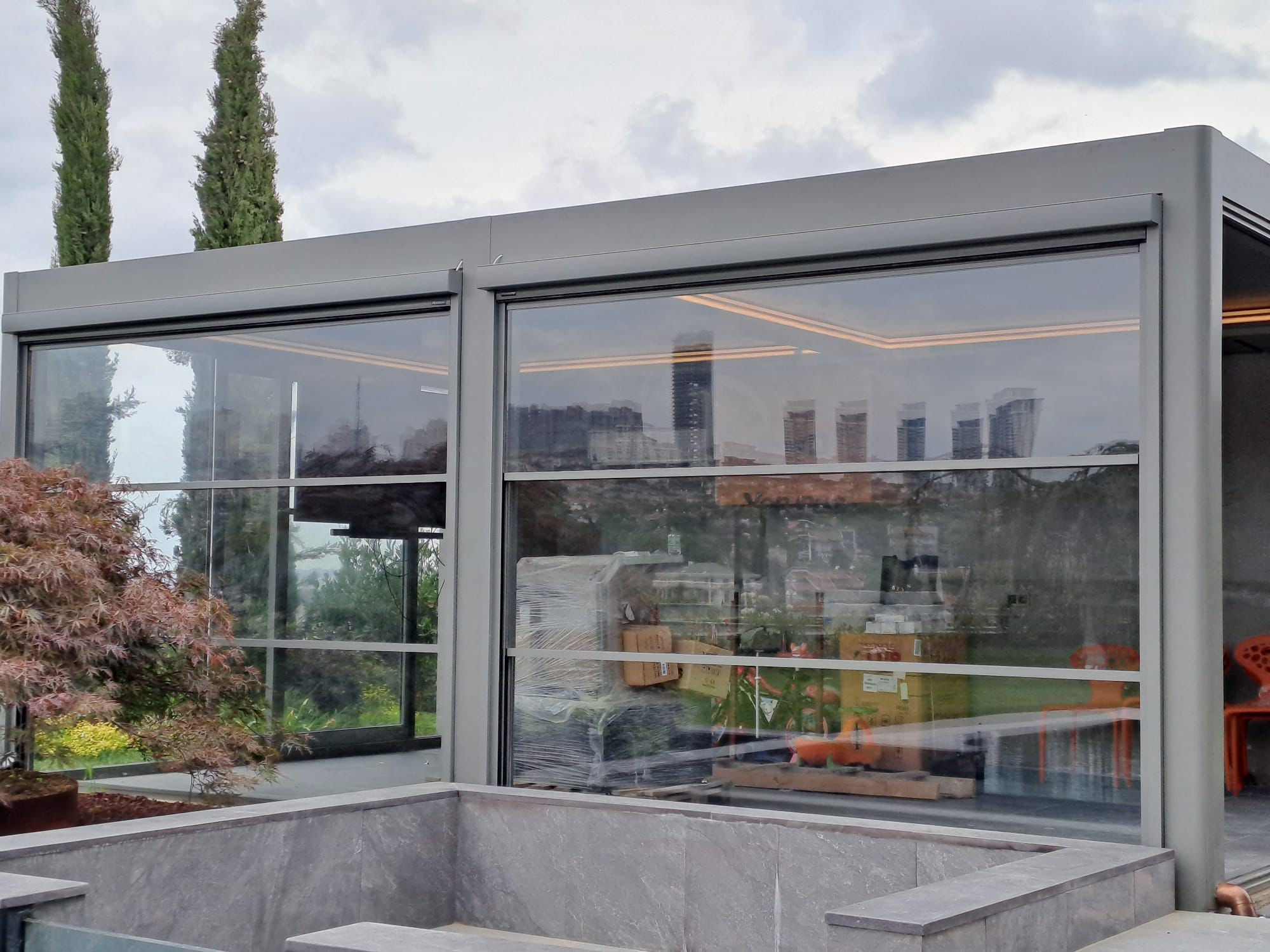Şehir manzaralı cam balkon sistemi