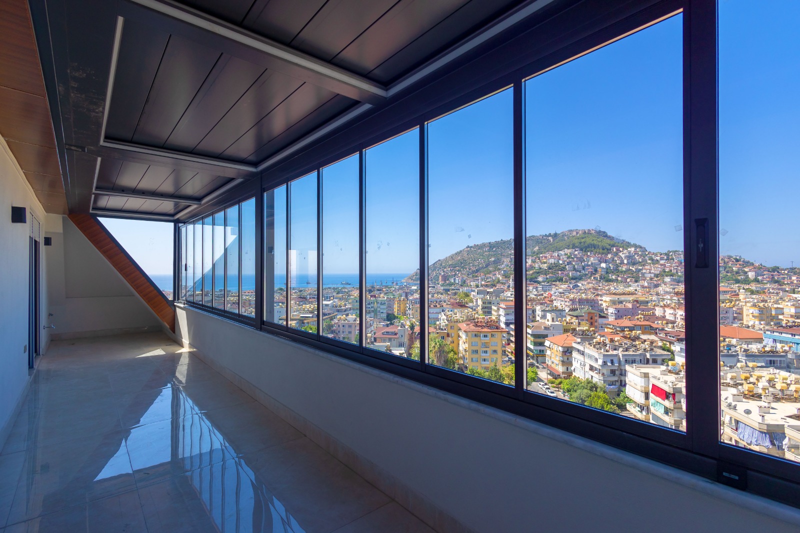 Panoramik şehir manzaralı balkon