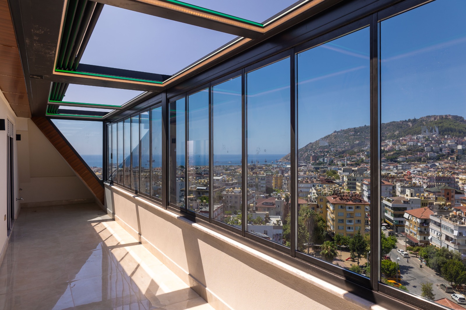 LED aydınlatmalı cam balkon