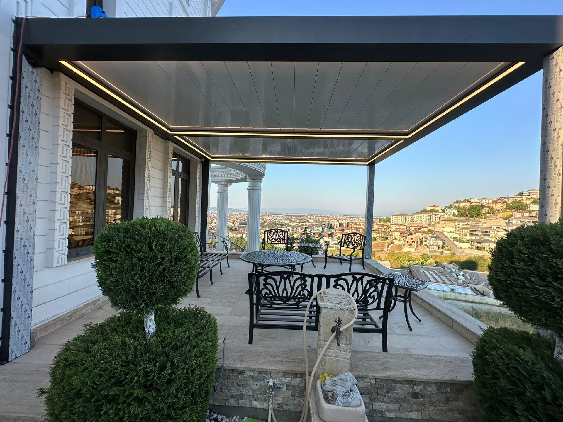 Akşam aydınlatmalı cam teras